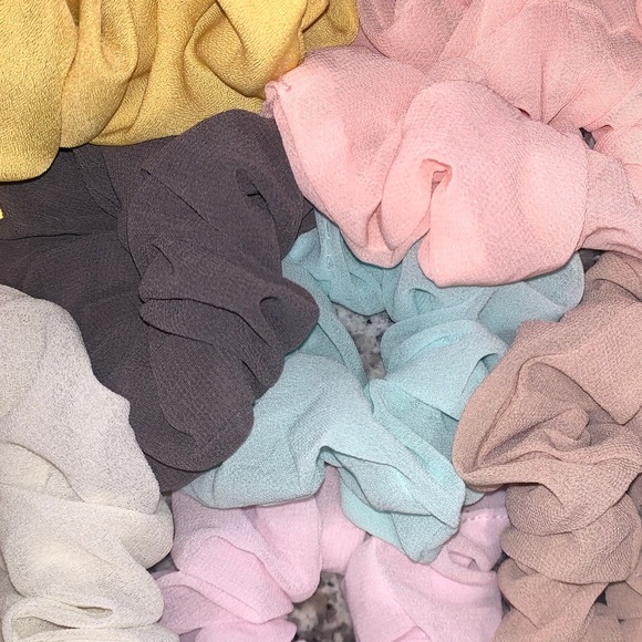 SCRUNCHIES ✨ - Picture 4 of 5